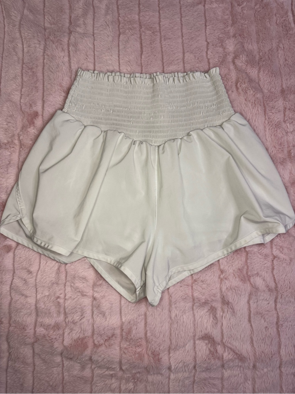Offline by Aerie - Smocked Flowy Athletic Shorts in White - Size M